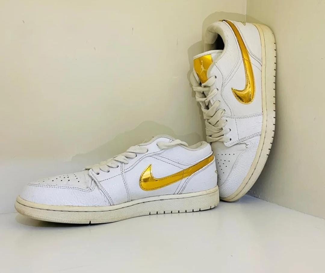 AIR JORDAN 1 LOW SE METALLIC GOLD